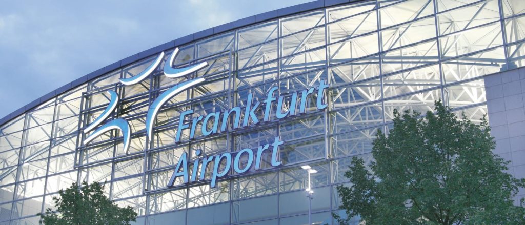 Glasfassade Frankfurt Airport mit Schriftzug Frankfurt Airport